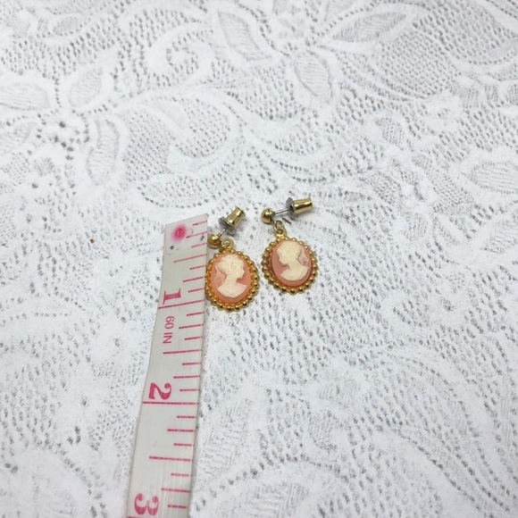 Romantic Victorian style small cameo earrings - Picture 3 of 4